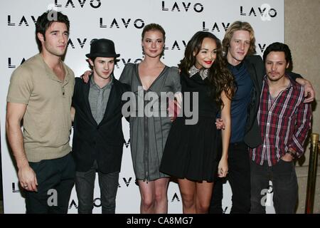 Joshua Bowman, Connor Paolo, Emily VanCamp, Ashley Madekwe, Gabriel Mann Nick Wechsler im Ankunftsbereich für Ashley Madekwe 30. Geburtstag Party im LAVO, LAVO Restaurant und Nachtclub The Palazzo, Las Vegas, NV 3. Dezember 2011. Foto von: James Atoa/Everett Collection Stockfoto