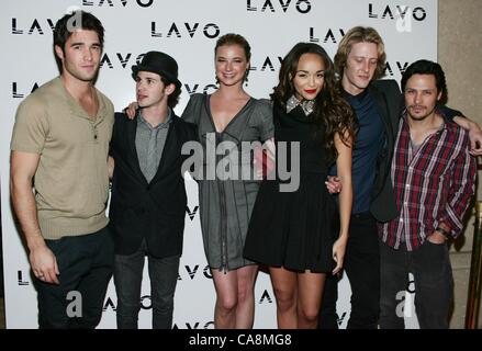 Joshua Bowman, Connor Paolo, Emily VanCamp, Ashley Madekwe, Gabriel Mann Nick Wechsler im Ankunftsbereich für Ashley Madekwe 30. Geburtstag Party im LAVO, LAVO Restaurant und Nachtclub The Palazzo, Las Vegas, NV 3. Dezember 2011. Foto von: James Atoa/Everett Collection Stockfoto