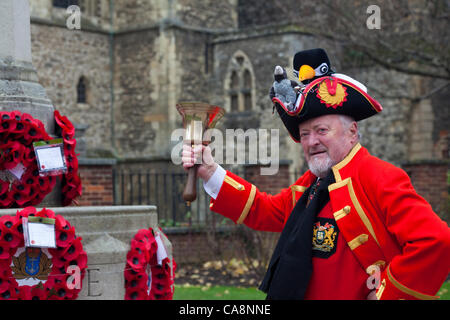 Dickens Christmas Festival, 4. Dezember 2011, Rochester, Kent, UK.  Robin Burfoot, "Ausrufer der Stadt Rochester und die Medway Towns" und "Principal Wasser Gerichtsvollzieher".  Das Festival findet jährlich seit 1988 statt und feiert Charles Dickens Verbindungen mit der Stadt. Stockfoto