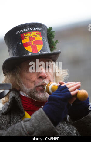 Dickens Christmas Festival, 4. Dezember 2011, Rochester, Kent, UK.  Herr William Tompkins bietet Musik und Gesang im Varieté Stil unter dem Deckmantel der Rochester Lamplighter.  Das Festival findet jährlich seit 1988 statt und feiert Charles Dickens Verbindungen mit der Stadt. Stockfoto