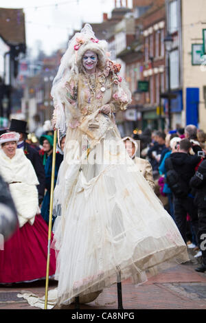 Dickens Christmas Festival, 4. Dezember 2011, Rochester, Kent, UK.  Catrin Osborne spielt die großen Erwartungen Charakter Miss Haversham auf Stelzen in die Hauptparade gesät der High Street.  Das Festival findet jährlich seit 1988 statt und feiert Charles Dickens Verbindungen mit der Stadt. Stockfoto