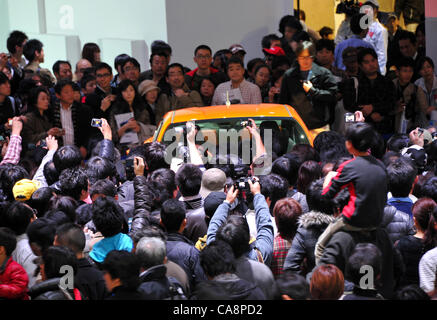 4. Dezember 2011, ist Tokyo, Japan - The 86, ein Toyota neue kompakte Sportwagen, begraben in einem Meer von Menschen mehr als 110 000 Besucher füllen jeden Zoll des Tokyo International Exhibition Center auf Sonntag, 4. Dezember 2011, der zweite Tag der Tokyo Motor Show. Insgesamt 244.800 Besucher in Stockfoto