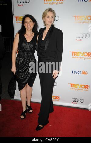 Dr. Lara Embry und Jane Lynch im Ankunftsbereich für The Trevor Project jährliche Benefit "Trevor Live", Hollywood Palladium, Los Angeles, CA 4. Dezember 2011. Foto von: Dee Cercone/Everett Collection Stockfoto