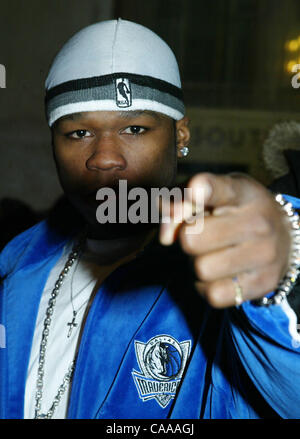 3. Januar 2003 - New York, New York, USA - Rapper 50 CENT, sein richtiger Name ist CURTIS JAMES JACKSON III, verlässt Strafgericht in New York City. Er wurde war ein Verbündeter von Jam Master Jay und kurz mit Polizeischutz nach Jay es Mord. 50 Cent wurde kürzlich verhaftet, als er und vier andere mich Stockfoto