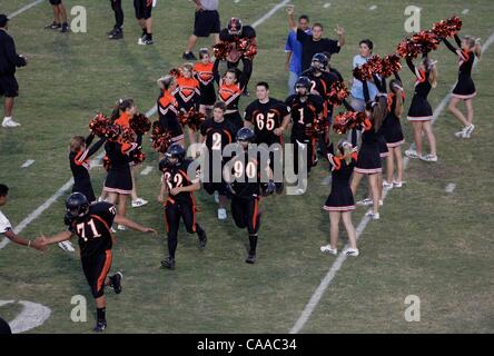 Mitglieder des Escondido High School Junior Varsity Football-Teams feiern nach dem Spiel gegen Poway 21-14 am Freitagabend in Escondido. UT-Foto von Eduardo Contreras Stockfoto