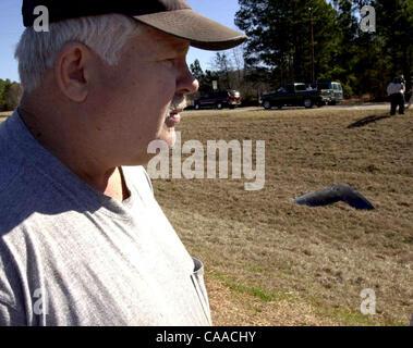 1. Februar 2003; Palästina, Texas, USA;  ! OHNE uns MAGS bis 04.02.2003! SCOTT WALKER Leiter der Elmwood VFD, schaut ein Stück Metall, das vom Himmel fiel am frühen Samstag Morgen auf Highway 155 nördlich von Palästina. Er und andere sagte, dass es immer noch das Rauchen als sie ankamen. Es wurde angenommen, dass pa Stockfoto