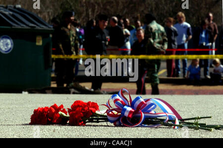 1. Februar 2003; Nacodogches, Texas, USA;  ! OHNE uns MAGS bis 04.02.2003! Südliche Rote Nelken liegen in der Nähe von Mitgliedern der Texas National Guard stehen in der Nähe ein Stück Schutt auf dem Parkplatz der Commercial Bank of Texas in der Innenstadt von Nacodogches, Texas. Schmutz ist flaches Stück auf Boden in der Nähe von Müllcontainer. NASA Stockfoto