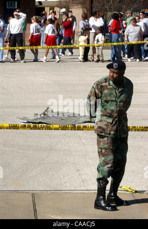 1. Februar 2003; Nacodogches, Texas, USA;  ! OHNE uns MAGS bis 04.02.2003! Ein Mitglied des ständigen Ausschusses für Texas National Guard in der Nähe ein Stück Schutt auf dem Parkplatz der Commercial Bank of Texas in der Innenstadt von Nacodogches, Texas.  NASA Shuttle Columbia STS-107 brach auseinander in Flammen über Texas am Samstag 08:00 am Stockfoto