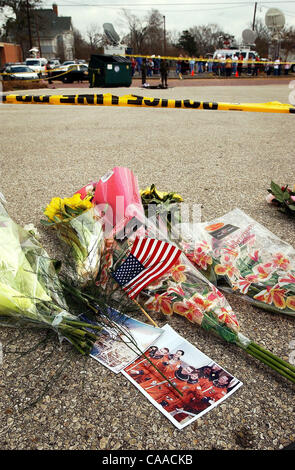 2. Februar 2003; Nacogdoches, Texas, USA;  ! OHNE uns MAGS bis 04.02.2003! Blumen und Fotos liegen in der Nähe von Mitgliedern der Texas National Guard stehen in der Nähe ein Stück Schutt aus dem Space Shuttle Columbia auf dem Parkplatz der Commercial Bank of Texas in der Innenstadt von Nacogdoches. NASA Shuttle Columbia STS-107 br Stockfoto