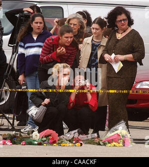 2. Februar 2003; Nacogdoches, Texas, USA;  ! OHNE uns MAGS bis 04.02.2003! Leute treffen sich in anzeigen und ein Stück Schutt aus dem Space Shuttle Columbia auf dem Parkplatz der Commercial Bank of Texas in der Innenstadt von Nacogdoches zu fotografieren. NASA Shuttle Columbia STS-107 zerbrach in Flammen über Texas am Satu Stockfoto