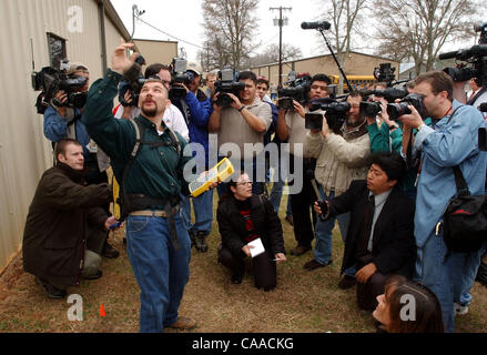 2. Februar 2003; Douglas, Texas, USA;  ! OHNE uns MAGS bis 04.02.2003! JASON GROGAN ein Forschung Technologe mit Stephen F. Austin State University Forest Research Institute, erklärt Medien das Verfahren zum Markieren und Partikel auf das Global Mapping System verfolgen. Grogan, Schmutz auf dem Dach zeigte eine Stockfoto