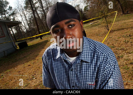 2. Februar 2003; Keatchie, LA, USA;  ! OHNE uns MAGS bis 04.02.2003! GABRIEL KELLUM, 18, aus Keatchie, Louisiana, stellt in der Nähe des fand er, dass ein Knochen, der von DeSoto Pfarrei Behörden abgeholt und vermutet wurde aus dem Space Shuttle Columbia sein könnte. Kellum gefunden Knochen Samstagabend, Feb 1, 2 Stockfoto