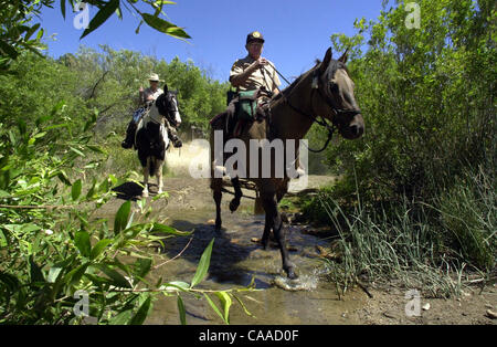 (Veröffentlichte 09.07.2003, e-10, UTS1746736) Ron Matzenauer, rechts, und Carol Matzenauer fahren durch einen Bach auf einem Reitweg am Cuyamaca Rancho State Park.  UT/Johannes Gastaldo Stockfoto