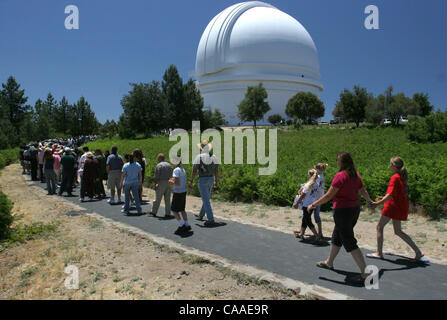 Mitglieder der öffentlichen warten, Palomar-Observatorium Kuppel geben Zeuge der 200 Zoll Hale-Teleskop während des allerersten open House am Observatorium. Die meisten warteten über eine Stunde in der Sternwarte bekommen.  UT/John Gastaldo Stockfoto