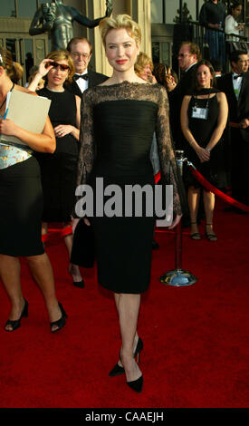 9. März 2003; Los Angeles, Kalifornien, USA; Schauspielerin RENEE ZELLWEGER kommt @ der 9. Annual Screen Actors Guild Awards im Schrein Exposition Center in Los Angeles statt. Stockfoto