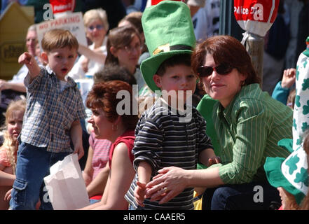 16. März 2003 - Cincinnati, Ohio, USA - die jährliche 37. St. Patricks Day Parade, salutieren "Freundschaft, Einheit und Christian Charity" unter dem Motto in diesem Jahr. Die traditionellen fünf Meile lange zieht Parade, die durch die Straßen der Innenstadt schlängelt Tausende von Zuschauern. (Kredit-Bild: © Ken Stewart/ZUMA Stockfoto