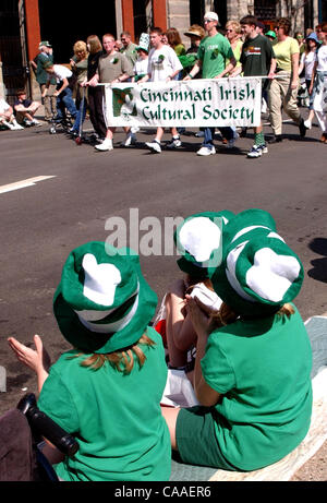 16. März 2003 - Cincinnati, Ohio, USA - die jährliche 37. St. Patricks Day Parade, salutieren "Freundschaft, Einheit und Christian Charity" unter dem Motto in diesem Jahr. Die traditionellen fünf Meile lange zieht Parade, die durch die Straßen der Innenstadt schlängelt Tausende von Zuschauern. (Kredit-Bild: © Ken Stewart/ZUMA Stockfoto