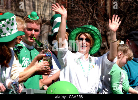 16. März 2003 - Cincinnati, Ohio, USA - die jährliche 37. St. Patricks Day Parade, salutieren "Freundschaft, Einheit und Christian Charity" unter dem Motto in diesem Jahr. Die traditionellen fünf Meile lange zieht Parade, die durch die Straßen der Innenstadt schlängelt Tausende von Zuschauern. (Kredit-Bild: © Ken Stewart/ZUMA Stockfoto