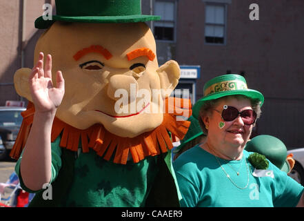 16. März 2003 - Cincinnati, Ohio, USA - die jährliche 37. St. Patricks Day Parade, salutieren "Freundschaft, Einheit und Christian Charity" unter dem Motto in diesem Jahr. Die traditionellen fünf Meile lange zieht Parade, die durch die Straßen der Innenstadt schlängelt Tausende von Zuschauern. (Kredit-Bild: © Ken Stewart/ZUMA Stockfoto