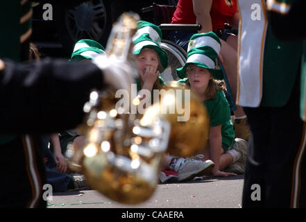 16. März 2003 - Cincinnati, Ohio, USA - die jährliche 37. St. Patricks Day Parade, salutieren "Freundschaft, Einheit und Christian Charity" unter dem Motto in diesem Jahr. Die traditionellen fünf Meile lange zieht Parade, die durch die Straßen der Innenstadt schlängelt Tausende von Zuschauern. (Kredit-Bild: © Ken Stewart/ZUMA Stockfoto