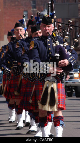 16. März 2003 - Cincinnati, Ohio, USA - Hamilton County Ohio Sheriffs Dept. Pipers in die 37. jährlichen St. Patricks Day Parade, salutieren "Freundschaft, Einheit und Christian Charity" in diesem Jahr unter dem Motto. Die traditionellen fünf Meile lang Tausende Parade, die durch die Straßen der Innenstadt schlängelt Stockfoto