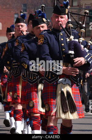 16. März 2003 - Cincinnati, Ohio, USA - Hamilton County Ohio Sheriffs Dept. Pipers in die 37. jährlichen St. Patricks Day Parade, salutieren "Freundschaft, Einheit und Christian Charity" in diesem Jahr unter dem Motto. Die traditionellen fünf Meile lang Tausende Parade, die durch die Straßen der Innenstadt schlängelt Stockfoto