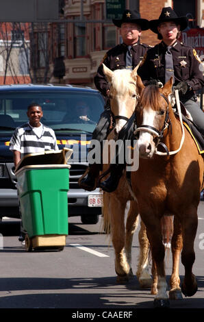 16. März 2003 - Cincinnati, Ohio, USA - wo gibt es Pferde dort ist aufräumen. Die Hamilton County Ohio Sheriffs Dept montiert Patrol folgt der Bereinigung Kerl. In der 37. jährlichen St. Patricks Day Parade, salutieren "Freundschaft, Einheit und Christian Charity" unter dem Motto in diesem Jahr. Die traditio Stockfoto