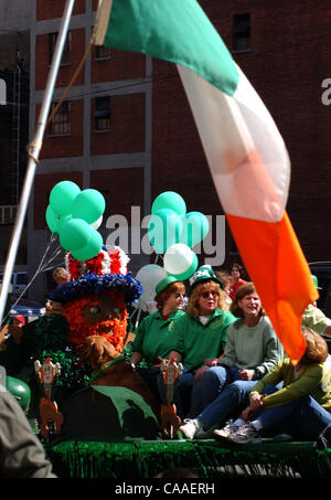 16. März 2003 - Cincinnati, Ohio, USA - die jährliche 37. St. Patricks Day Parade, salutieren "Freundschaft, Einheit und Christian Charity" unter dem Motto in diesem Jahr. Die traditionellen fünf Meile lange zieht Parade, die durch die Straßen der Innenstadt schlängelt Tausende von Zuschauern. (Kredit-Bild: © Ken Stewart/ZUMA Stockfoto