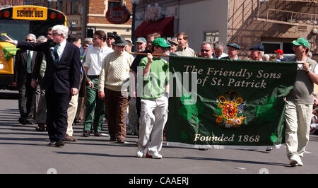 16. März 2003 - Cincinnati, Ohio, USA - die jährliche 37. St. Patricks Day Parade, salutieren "Freundschaft, Einheit und Christian Charity" unter dem Motto in diesem Jahr. Die traditionellen fünf Meile lange zieht Parade, die durch die Straßen der Innenstadt schlängelt Tausende von Zuschauern. (Kredit-Bild: © Ken Stewart/ZUMA Stockfoto