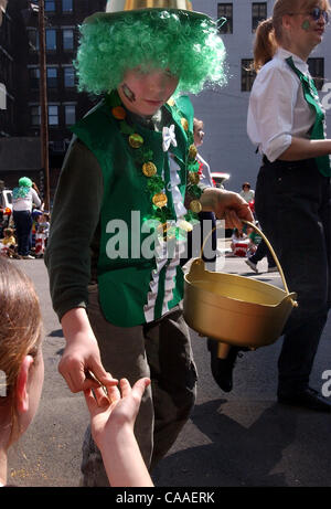 16. März 2003 - Cincinnati, Ohio, USA - die jährliche 37. St. Patricks Day Parade, salutieren "Freundschaft, Einheit und Christian Charity" unter dem Motto in diesem Jahr. Die traditionellen fünf Meile lange zieht Parade, die durch die Straßen der Innenstadt schlängelt Tausende von Zuschauern. (Kredit-Bild: © Ken Stewart/ZUMA Stockfoto