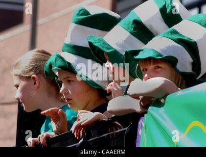 16. März 2003 - Cincinnati, Ohio, USA - die jährliche 37. St. Patricks Day Parade, salutieren "Freundschaft, Einheit und Christian Charity" unter dem Motto in diesem Jahr. Die traditionellen fünf Meile lange zieht Parade, die durch die Straßen der Innenstadt schlängelt Tausende von Zuschauern. (Kredit-Bild: © Ken Stewart/ZUMA Stockfoto