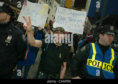 22. März 2003; New York, NY, USA;  New Yorker Debatte der Irak-Krieg, wie sie von Midtown Manhattan zum Washington Square Park marschierten, den Krieg im Irak zu protestieren. Stockfoto