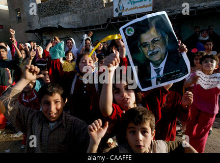 10. April 2003; Kirkuk, Irak; Feier in den Straßen von Kirkuk als einheimische Welle ein Poster von PUK Führer Jama Talibania im Nordirak als kurdische Kräfte Sweep in der Öl-Stadt mit wenig Widerstand. Saddams Regime zerfällt in Bagdad, Irak, aber kämpfen noch weiter im Norden. Obligatorische Credi Stockfoto