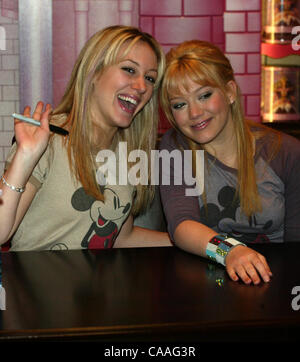 3. Mai 2003; New York, NY, USA; Schauspielerinnen HAYLIE & HILARY DUFF erscheinen @ "The Disney Store" zu ihrem neuen Film & Soundtrack "The Lizzy Mcguire Movie" zu unterstützen. Stockfoto