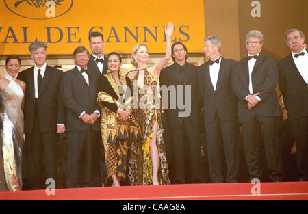 15. Mai 2003; CANNES, CÔTE D ' AZUR, FRANKREICH; Schauspieler MICHELLE YEOH, DAVID LYNCH, BILLE AUGUST, CHRISTINE HAKIM, SHARON STONE, WALTER SALLES, RÉGIS WARGNIER, CLAUDE MILLER, RAOUL RUIZ auf dem Cannes Film Festival 2003.  Obligatorische Credit: Foto von Frederic Injimbert/ZUMA Press. (©) Copyright 2003 b Stockfoto