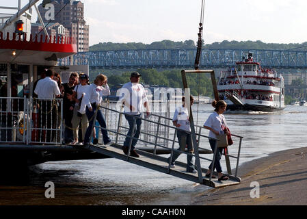 5. Juni 2003 - Cincinnati, Ohio, USA - Passagiere der Great American Ball Park als BB Riverboats Inc. Water Taxi The River Queen QueenCity Riverboat für die kurze Wanderung bis zur öffentlichen Landung überlassen, kommt mit seiner Last Baseball-Fans. (Kredit-Bild: © Ken Stewart/ZUMA Press) Stockfoto