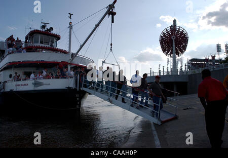 5. Juni 2003 lassen - Cincinnati, Ohio, USA - Baseball-Fan Passagiere The River Queen-Wasser-Taxi für die kurze Wanderung bis zur öffentlichen Landung der Great American Ball Park. (Kredit-Bild: © Ken Stewart/ZUMA Press) Stockfoto