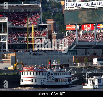 5. Juni 2003 - Cincinnati, Ohio, USA - Baseball fan-Passagiere an Bord BB Riverboats The River Queen Wassertaxi, machen ihren Weg flussaufwärts aus Covington, Great American Ball Park. (Kredit-Bild: © Ken Stewart/ZUMA Press) Stockfoto