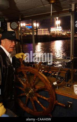 5. Juni 2003 - Cincinnati, Ohio, USA - Captain BOB POLLITT Piloten das BB Riverboats inkl. Wasser-Taxi "The River Queen," wie kommt es zu der great American Ballpark Baseball Fan Passagiere abholen. (Kredit-Bild: © Ken Stewart/ZUMA Press) Stockfoto