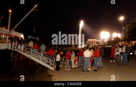 5. Juni 2003 - holt Baseball Fan Passagiere in der Great American Ballpark der Reds vs Yankees Baseball Game nach Cincinnati, Ohio, USA - BB Riverboats Inc. Wassertaxi, "The River Queen". (Kredit-Bild: © Ken Stewart/ZUMA Press) Stockfoto