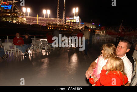 5. Juni 2003 - bringt Cincinnati, Ohio, USA - BB Riverboats Inc. Wassertaxi, "The River Queen" Baseball Fan Passagiere, einschließlich Union KY ansässigen GREG BUSH und seinen Töchtern ASHLEY BUSH, 6, und HAYLEY BUSH, 4 aus dem Great American Ballpark der Reds vs Yankees Spiel nach Covington, Kentuck Stockfoto