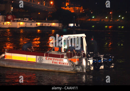 5. Juni 2003 verwenden - Cincinnati, Ohio, USA - Cincinnati Feuerwehrleute Rettungsboote um den Ohio River unter der Taylor-Southgate-Brücke für eine gemeldete Person im Wasser zu suchen. (Kredit-Bild: © Ken Stewart/ZUMA Press) Stockfoto