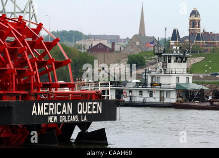 13. Juni 2003 - Cincinnati, Ohio, USA - Baujahr 1995, ist The AMERICAN QUEEN berichtet, dass der weltweit größte Nacht Passagier Steamboat. Die Riverboat, die die im Landesinneren Flüsse im Süden und mittleren Westen der Vereinigten Staaten zu reisen, hielt vor kurzem in Cincinnati, Ohio während auf seinem Weg den Ohio River Stockfoto