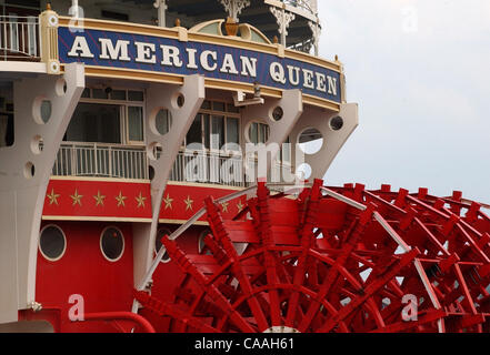 13. Juni 2003 - Cincinnati, Ohio, USA - Baujahr 1995, ist The AMERICAN QUEEN berichtet, dass der weltweit größte Nacht Passagier Steamboat. Die Riverboat, die die im Landesinneren Flüsse im Süden und mittleren Westen der Vereinigten Staaten zu reisen, hielt vor kurzem in Cincinnati, Ohio während auf seinem Weg den Ohio River Stockfoto