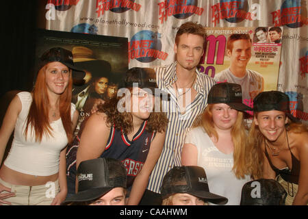 8. Juli 2003; New York, NY, USA; Schauspieler SHANE WEST besucht Fans & fördert seinen neuen Film "The League Of Extraordinary Gentlemen" @ Planet Hollywood Times Square. Stockfoto