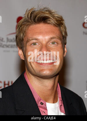 19. August 2003; Beverly Hills, Kalifornien, USA; American Idol Host RYAN SEACREST auf der 2. jährlichen "Start-und Landebahn For Life" Celebrity Fashion Show statt im Hilton Hotel. Stockfoto