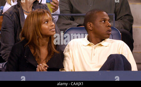 Sängerin BEYONCE mit dem Rapper JAY-Z bei den US Open in Flushing Meadows, New York auf Freitag, 5. September 2003. Stockfoto