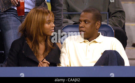 Sängerin BEYONCE mit dem Rapper JAY-Z bei den US Open in Flushing Meadows, New York auf Freitag, 5. September 2003. Stockfoto