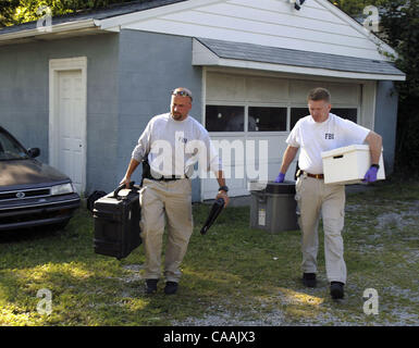 FBI Beweise Antwort Teammitglieder verlassen eine Garage auf der anderen Straßenseite vom Haus Besitzer an der 605 W. 4th Street nach der Einnahme, Schraubendreher, Zangen und Teppich-Fragmente aus dem Gebäude. Sie sind auf der Suche nach beweisen im Fall Wells. Pizzamann Brian Douglas Wells war angeblich in einem Bo gesperrt. Stockfoto