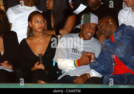 Sängerin BEYONCE KNOWLES, Rapper JAY-Z und Plattenproduzentin DAMON DASH bei der Modenschau von Baby Phat Frühjahr 2004 statt während der Mercedes Benz New York Fashion Week. Stockfoto